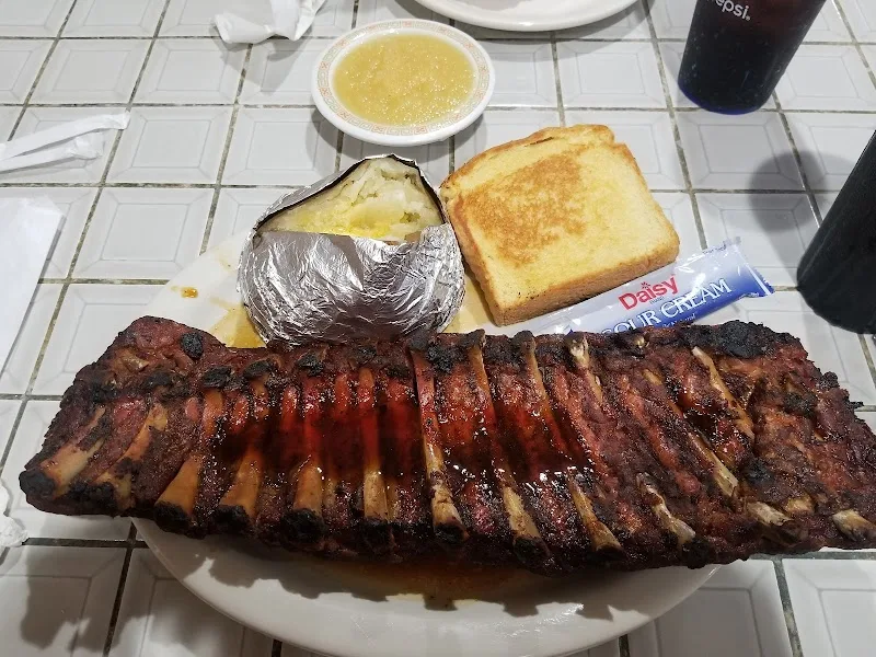 Hidden Lake Resort/Lake time bar and grill
